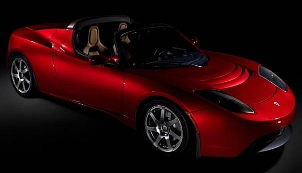 Der Tesla Roadster, dessen Design sich am Lotus Elise orientiert, soll mit unter vier Sekunden von 0 auf 100 km/h so schnell wie ein Porsche 911 Turbo beschleunigen.